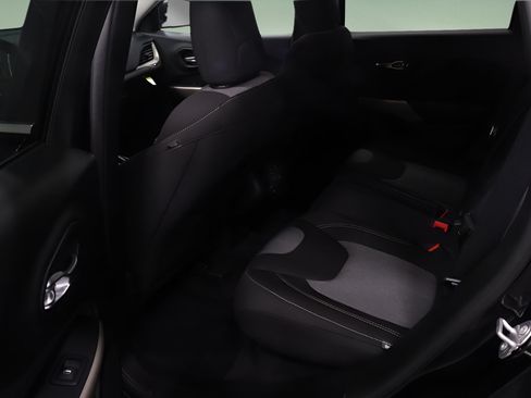 Used 2018 Jeep Cherokee Latitude w/ Safety Group AWD/4WD image 9