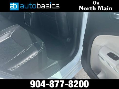 Used 2021 Chrysler 300 Touring w/ Chrome Appearance Package RWD image 10
