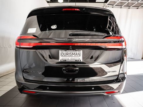 New 2026 Chrysler Pacifica Limited image 5