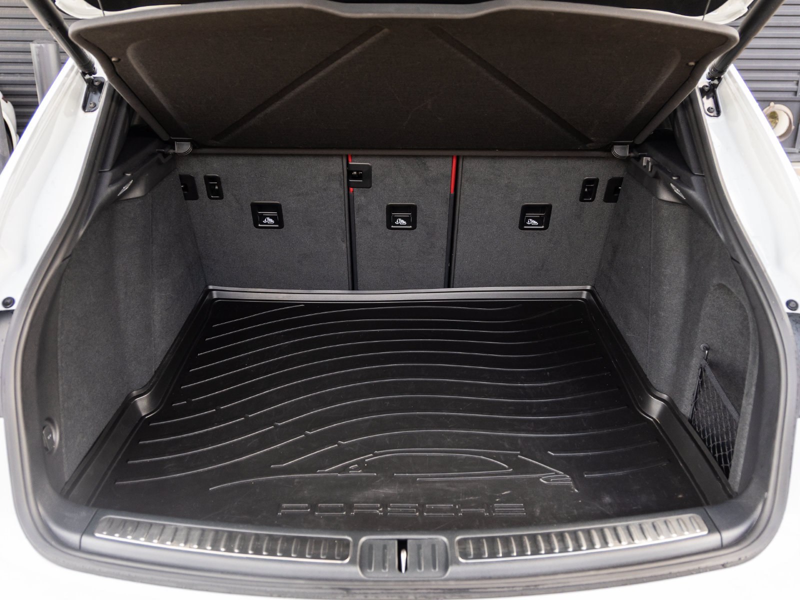 Certified 2025 Porsche Macan w/ Premium Package Plus AWD/4WD image 38