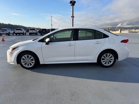 Used 2025 Toyota Corolla LE w/ LE Premium Package image 2