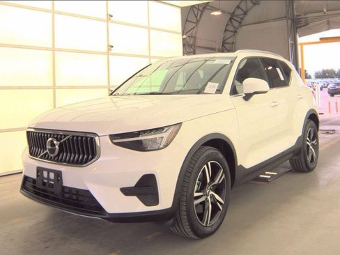 Used 2025 Volvo XC40 B5 Core AWD/4WD image 1