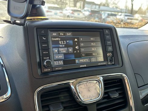 Used 2016 Chrysler Town & Country Touring image 11