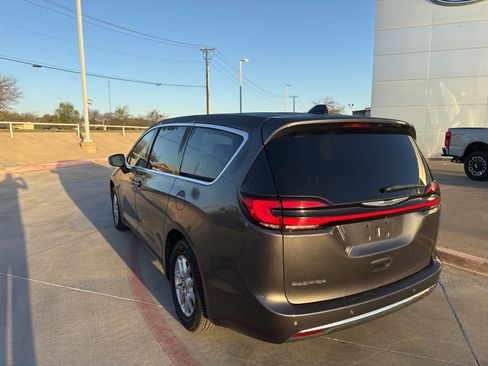 Used 2023 Chrysler Pacifica Touring-L image 7