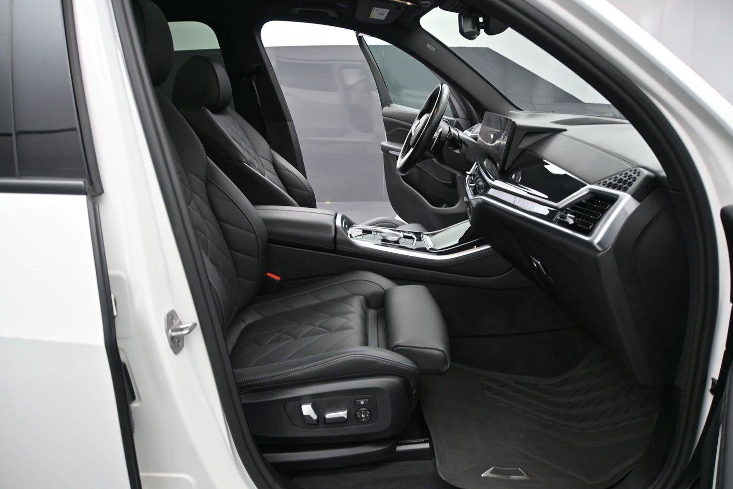 Used 2024 BMW X5 xDrive40i w/ M Sport Package AWD/4WD image 24