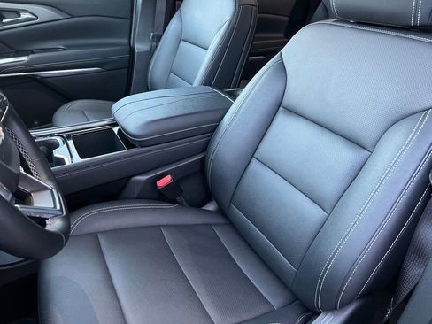 Used 2025 Chevrolet Traverse LT image 10