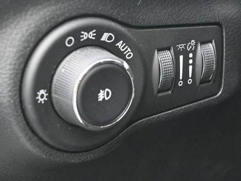 Used 2018 Jeep Compass Latitude w/ Cold Weather Group AWD/4WD image 15