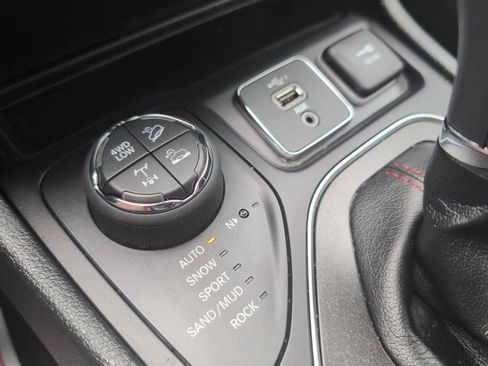 Used 2019 Jeep Cherokee Trailhawk AWD/4WD image 25