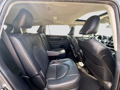Used 2020 Toyota Highlander XLE image 30