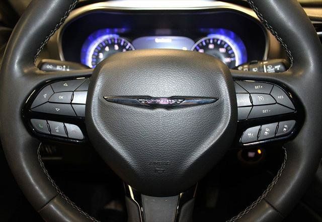 Certified 2025 Chrysler Pacifica Limited FWD image 13