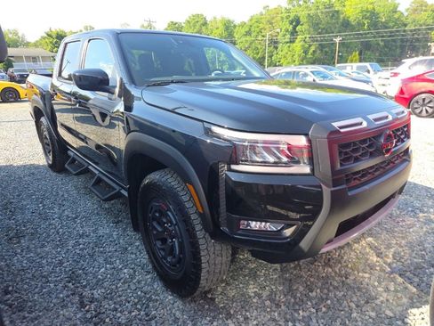 Used 2025 Nissan Frontier PRO-4X AWD/4WD image 2