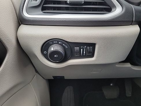 Used 2024 Chrysler Pacifica Touring-L FWD image 25