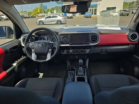 Certified 2022 Toyota Tacoma SR5 AWD/4WD image 18