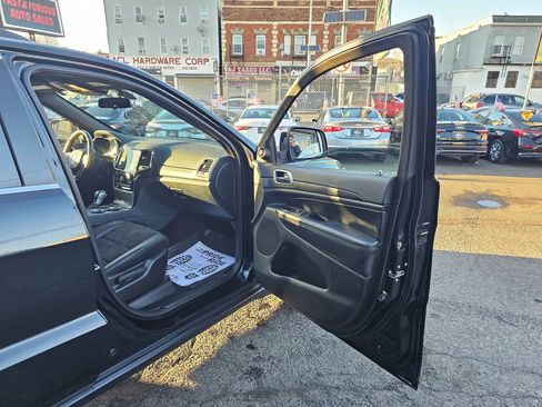 Used 2021 Jeep Grand Cherokee Laredo X image 11