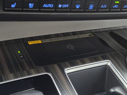 Used 2023 Toyota Sienna Limited image 21