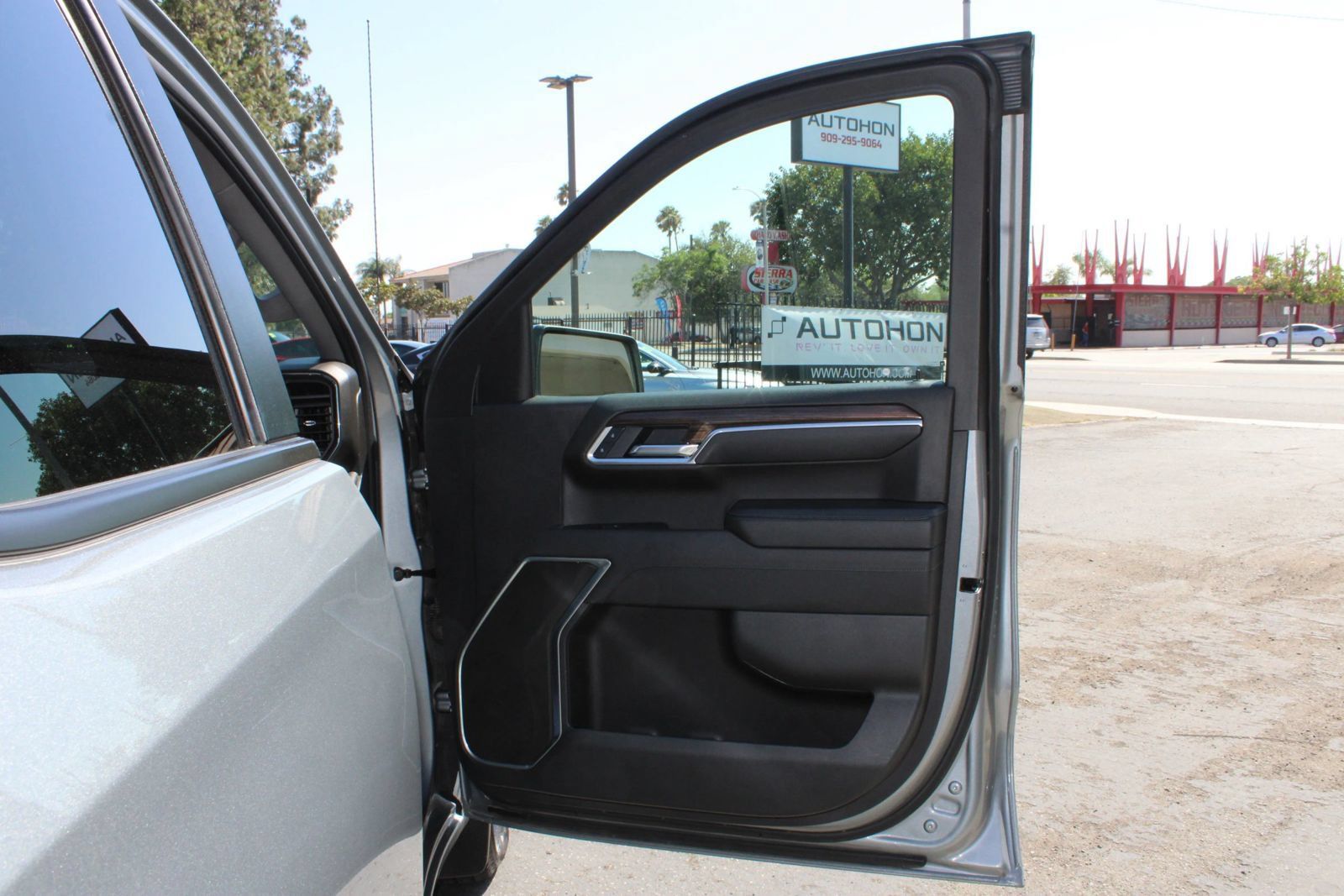 Used 2025 Chevrolet Silverado 1500 LT RWD image 4