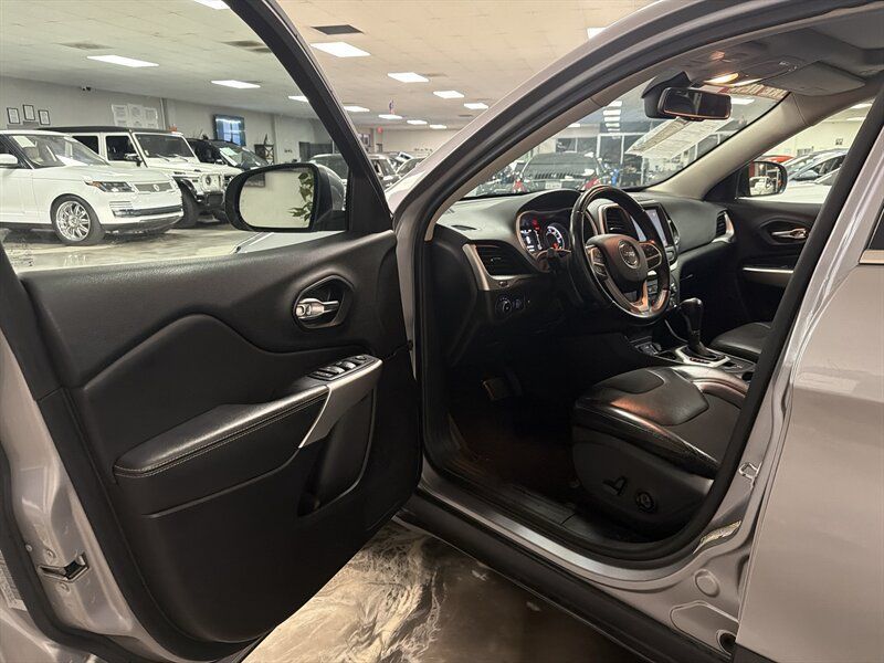 Used 2018 Jeep Cherokee Latitude Plus w/ Comfort/Convenience Group FWD image 19