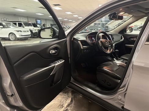 Used 2018 Jeep Cherokee Latitude Plus w/ Comfort/Convenience Group FWD image 19