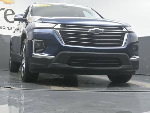 Used 2023 Chevrolet Traverse LT w/ LT Premium Package image 3
