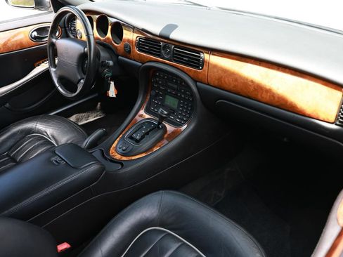 Used 2002 Jaguar XJ8 image 16