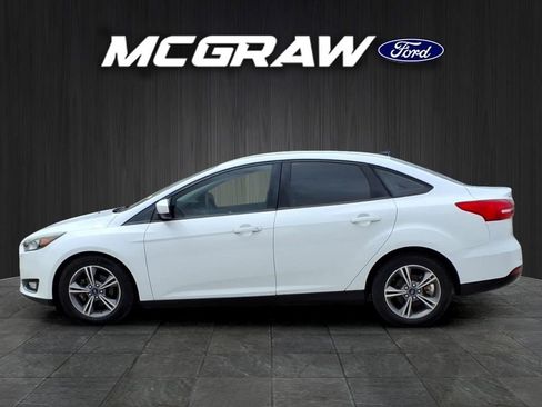 Used 2018 Ford Focus SE w/ SE Appearance Package FWD image 9