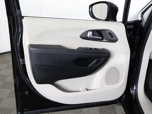 Used 2024 Chrysler Pacifica Touring-L FWD image 24