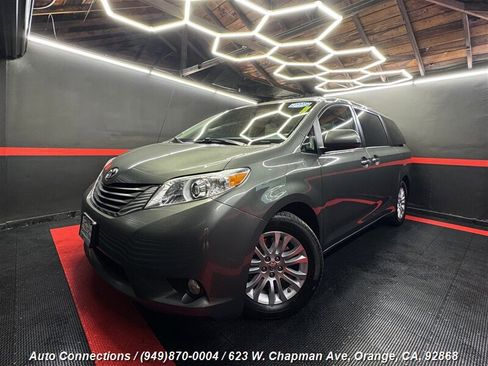 Used 2013 Toyota Sienna XLE image 2