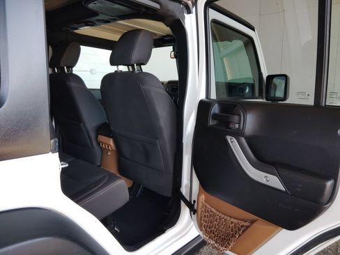 Used 2016 Jeep Wrangler Unlimited Rubicon w/ Connectivity Group AWD/4WD image 17