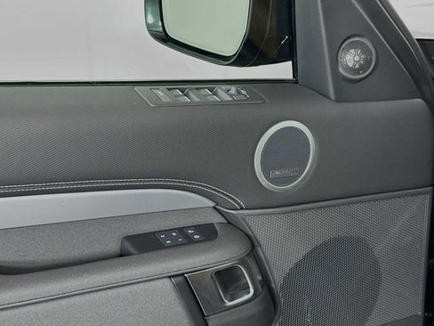 New 2025 Land Rover Discovery Dynamic SE image 18