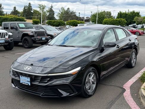 Used 2024 Hyundai Elantra SE FWD image 4