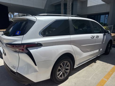 Used 2024 Toyota Sienna XLE image 5