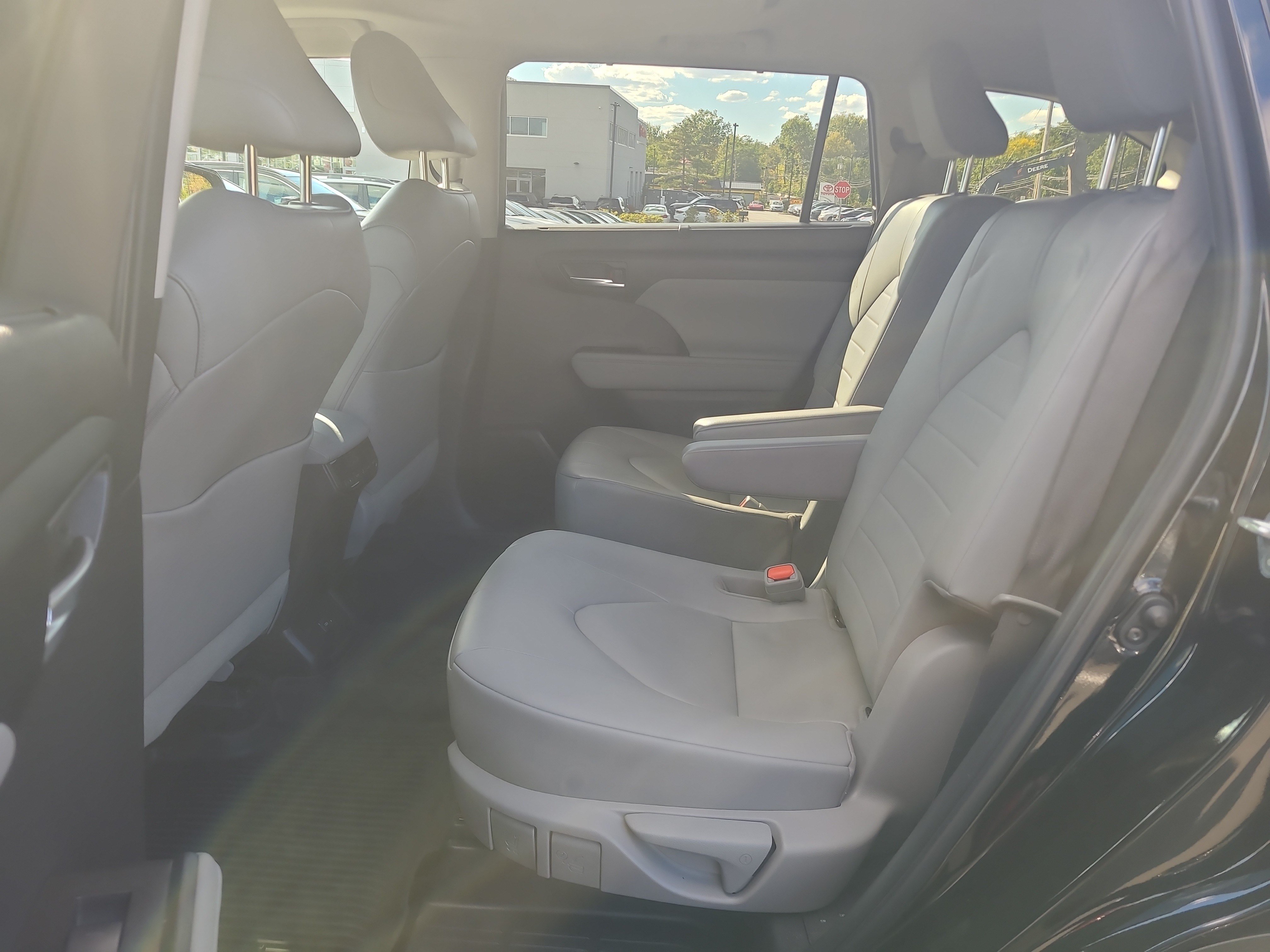 Used 2023 Toyota Highlander XLE AWD/4WD image 28