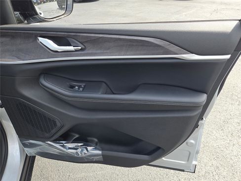 New 2025 Jeep Grand Cherokee Limited w/ Black Appearance Package image 4