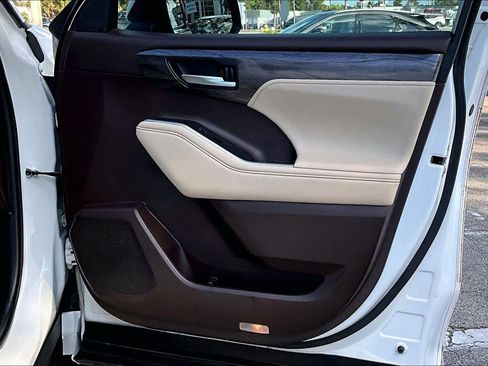 Used 2021 Toyota Highlander Platinum image 26