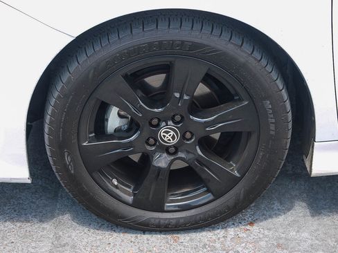 Used 2020 Toyota Sienna SE w/ Nightshade Edition FWD image 8