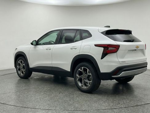 Used 2025 Chevrolet Trax LT w/ LT Convenience Package image 6