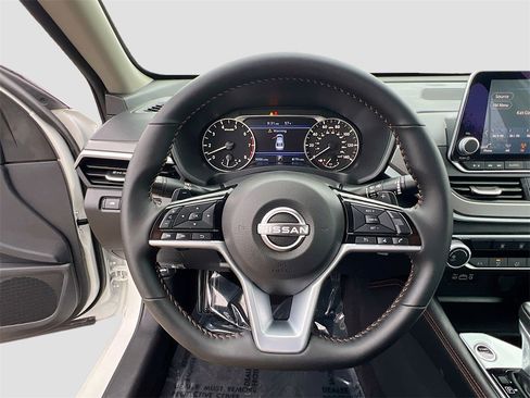 Used 2025 Nissan Altima 2.5 SR image 11