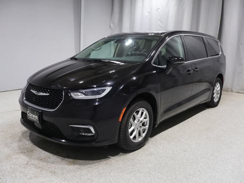 Used 2024 Chrysler Pacifica Touring-L FWD image 5