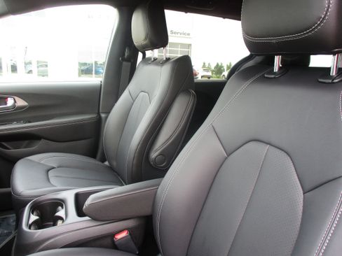 New 2026 Chrysler Voyager LX FWD image 33