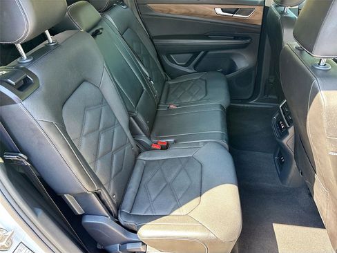 Used 2025 Volkswagen Atlas SE FWD image 30