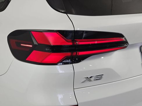 Used 2025 BMW X5 sDrive40i w/ M Sport Package RWD image 32