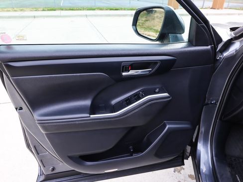 Used 2020 Toyota Highlander XLE image 40