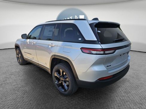 New 2025 Jeep Grand Cherokee Limited w/ Black Appearance Package AWD/4WD image 8