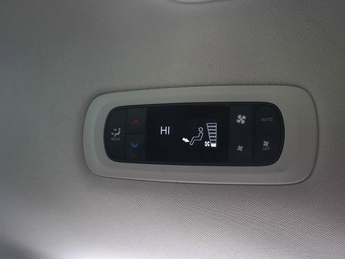 Used 2024 Chrysler Pacifica Touring-L image 17