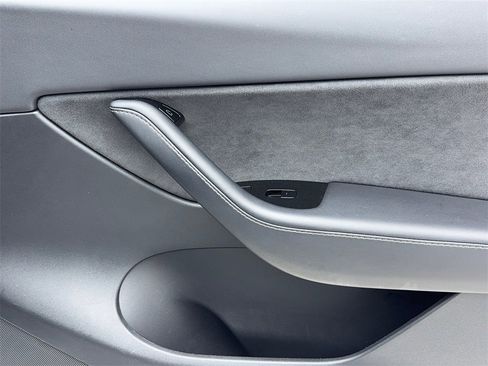 Used 2021 Tesla Model Y Long Range image 51