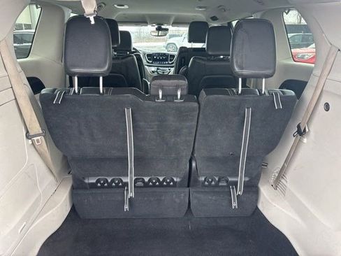 Used 2022 Chrysler Pacifica Touring-L w/ Uconnect Theater Family Group image 35