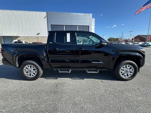 Used 2025 Toyota Tacoma SR5 image 2