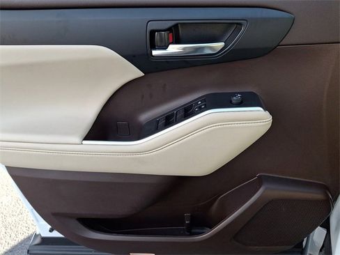 Used 2022 Toyota Highlander XLE image 16