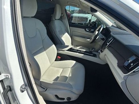 Used 2021 Volvo XC60 T5 Momentum w/ Advanced Package image 11