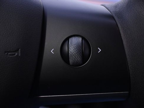 Used 2023 Tesla Model Y Performance image 32